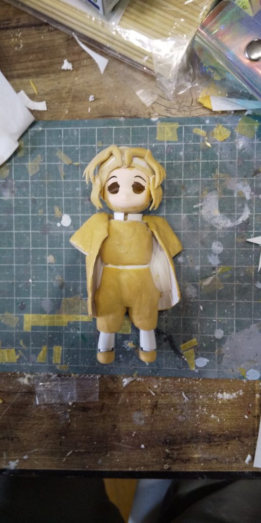 エポパテをどんどん盛っていきます。髪の毛もエポパテで。毛先を仮止めした状態ですので、これだと蜘蛛みたいで気持ち悪いですね。