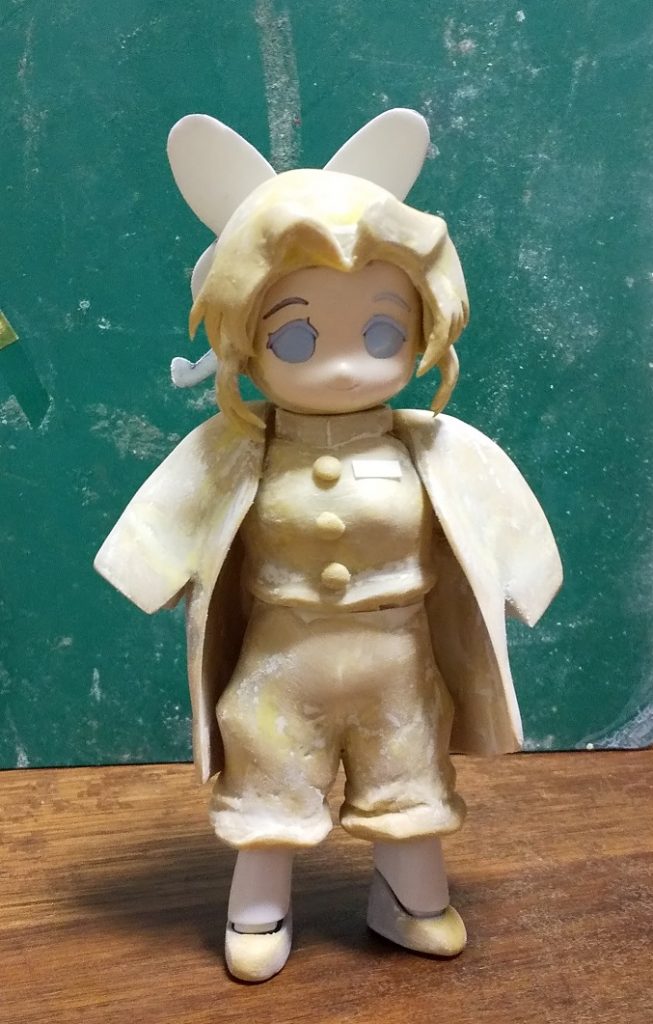 髪の毛の隙間や、服のふくらみ・たるみ等もエポパテです。名札(?)やボタンといった小物類もそれっぽく製作し、ここで基本工作は完了です。塗装はラッカーですが、瞳だけはエナメルの筆塗りとしました。