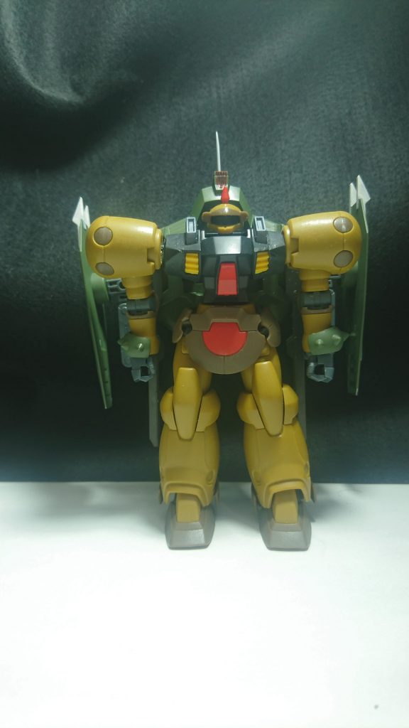 のっぺりとした正面からのショット
胴体とバックパック丸ごと使ってますが、全然違和感無いと思いません!?