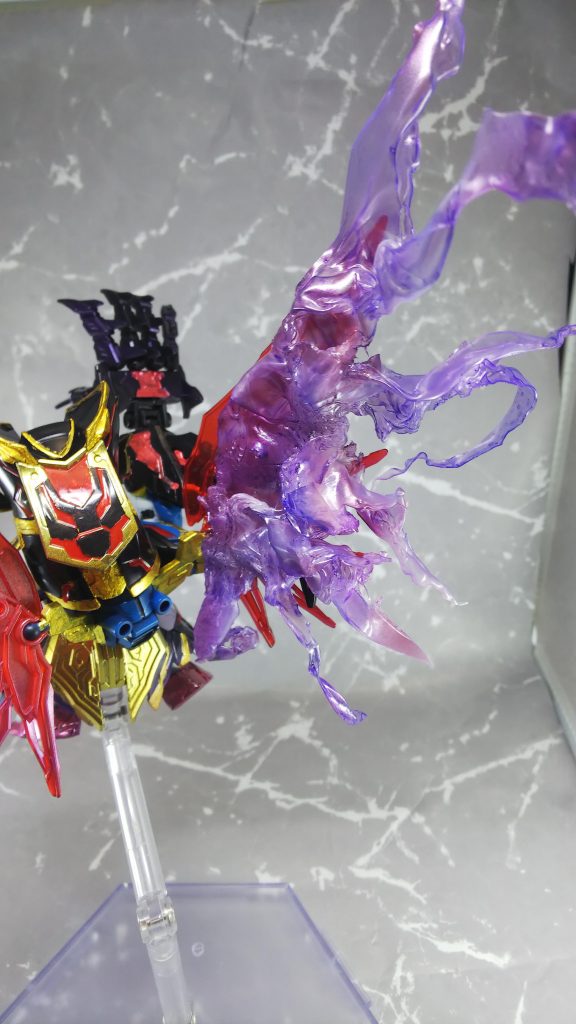 光の翼はド派手に作成。クリアファイルだがら遠慮せずにガンガン溶かしていきました。