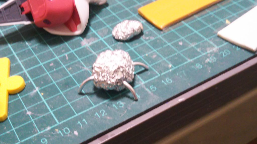 バチュルはアルミホイルを丸めた物にアルミ線を差した物をベースにパテを盛って作りました