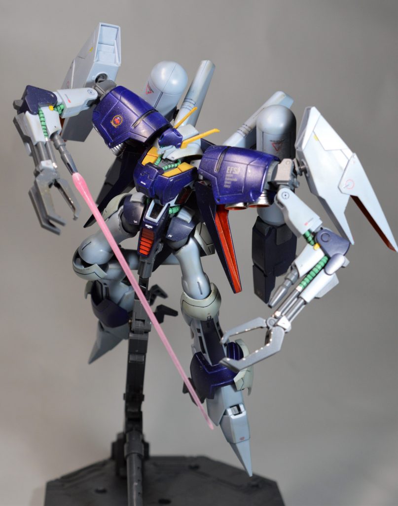 ビームサーベルをちょっぴりグラデーションぽくなるよう塗りました。アンテナも削りました。