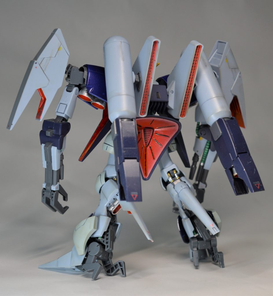 バックショットです。バーニアや膝裏のシリンダーなどを頑張って塗装しました。