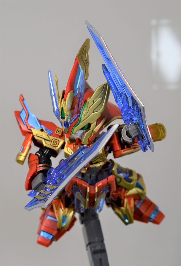 アクションポーズ。安価なキットということもありますし、クロスシルエットと比べると可動性はだいぶ落ちます。造形がカッコいいので許容範囲ですが。