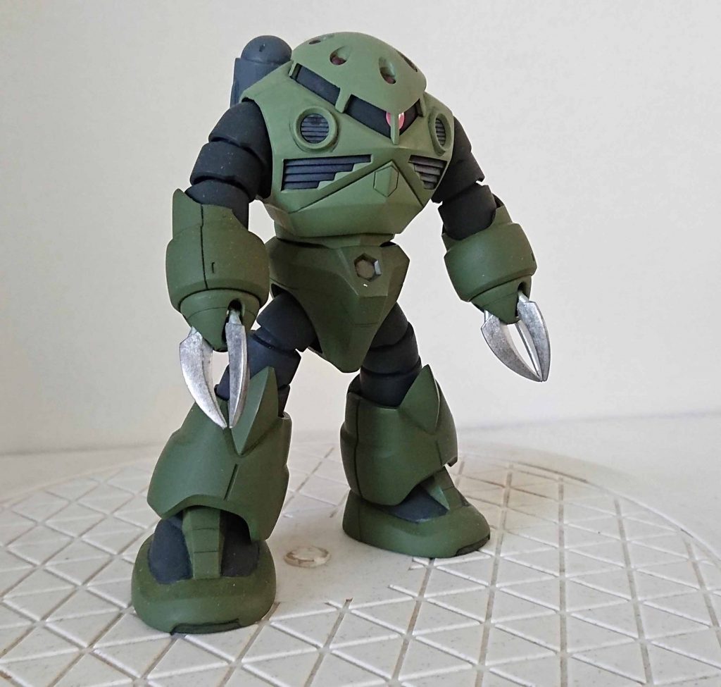 モノアイは付属のシールにピンク塗装を行って貼ってみました。