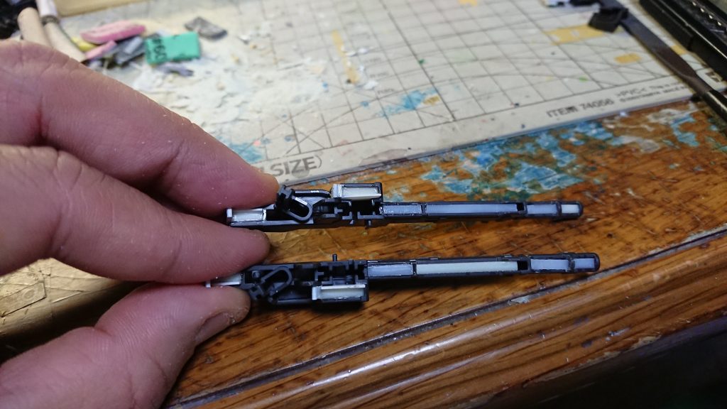 写真のツインバスターライフルに限らず、気になった空隙は片っ端から埋めています。ちなみに、埋める時にプラ材を多く使っているのは、加工による重量増加を極力抑える為。