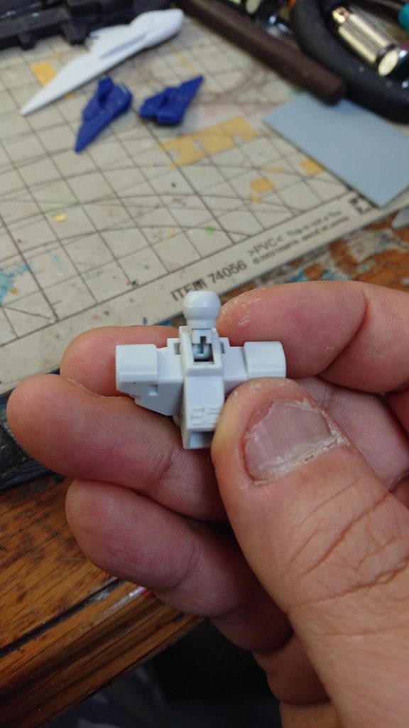 ボクも手を入れている間に気付いたのですが、ＳＤフレームの首にあたるボールジョイントは接着しない事が必要。ここを接着してしまうと、動かした時に力の逃げ道が無くなり、軸を捻り切ってしまいます(←やらかした人)