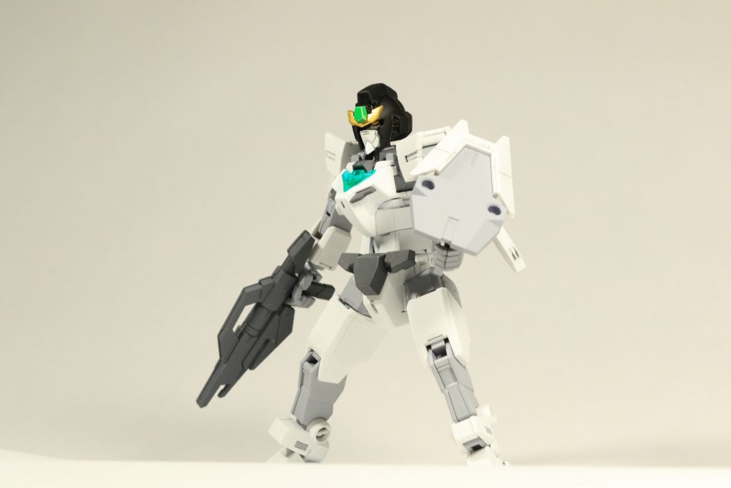 アンテナをカットして口にプラ板を貼って延長しました 
股間部分と頭部横にネオジム磁石を仕込んでいます