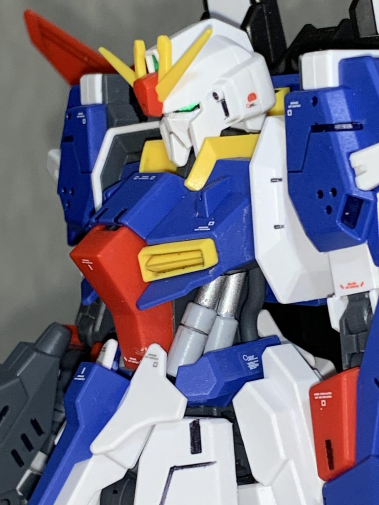 胴体のシリンダーはシルバーで塗装しました。ガンダムフレームよろしく、剥き出しのシリンダー塗装の効果はかなり大きく感じます。