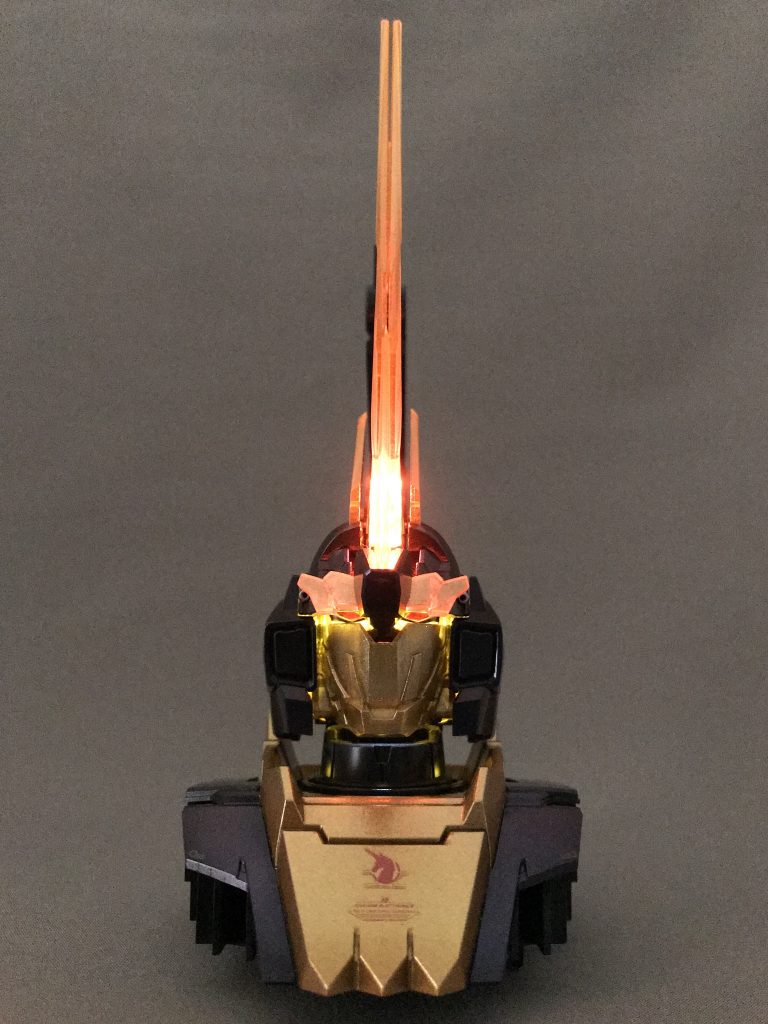 暗くすると光がよくわかります。
頭頂部カメラに砲弾型LED、内部にチップ型LED2つ入れ、胸部にボタン電池とスイッチ入れてます。光源がクリアパーツ越しだと丸く見えてしまうので、直接見えない所にしましたが光量を均等にするのは難しく、配置にとても悩みました。