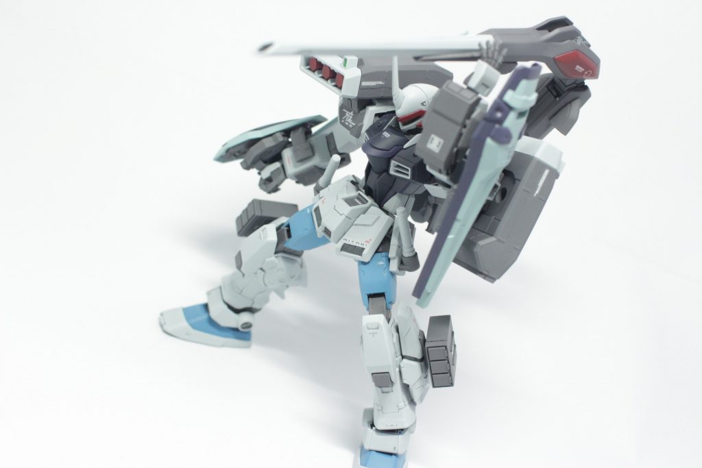 背面にはガフランのビームライフルを装備。アームが長いんでスタークのミサイルポッドがあっても楽々構えられます。