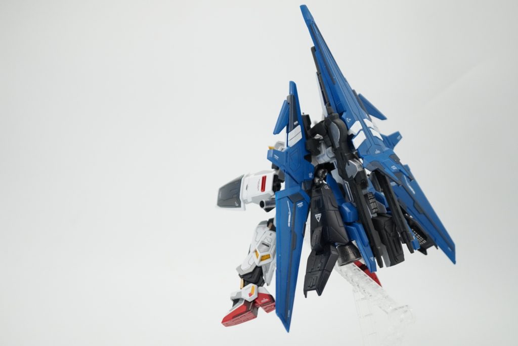 斜め後ろから。バインダーを広げた状態。
リゼル隊長機がおんぶされてるようにしか見えないw
白いラインのせいかなぁ〜