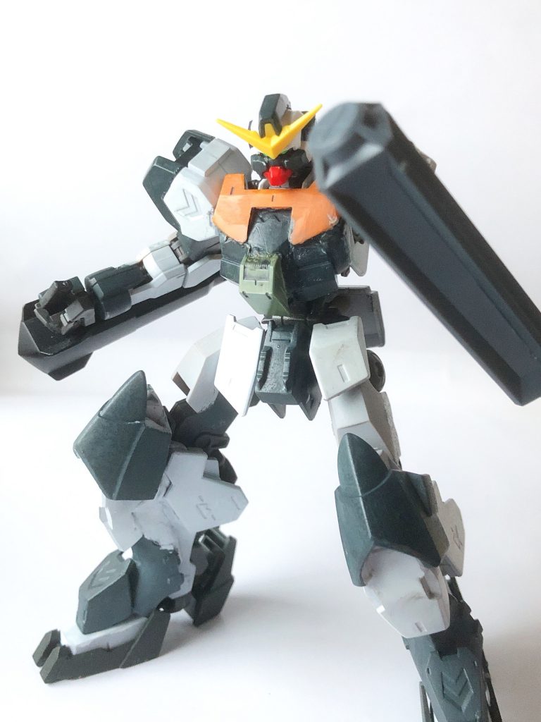 トンファーマイク発見時のウァレフォルの基本武装二対の内、片方はガンダムフレームにも採用されている高純度のレアアロイ製でありもう片方は通常のレアアロイが使用されているMSに確実にダメージを与えられナノラミネートアーマーはもちろん内部構造まで破壊する質量破壊兵器である
