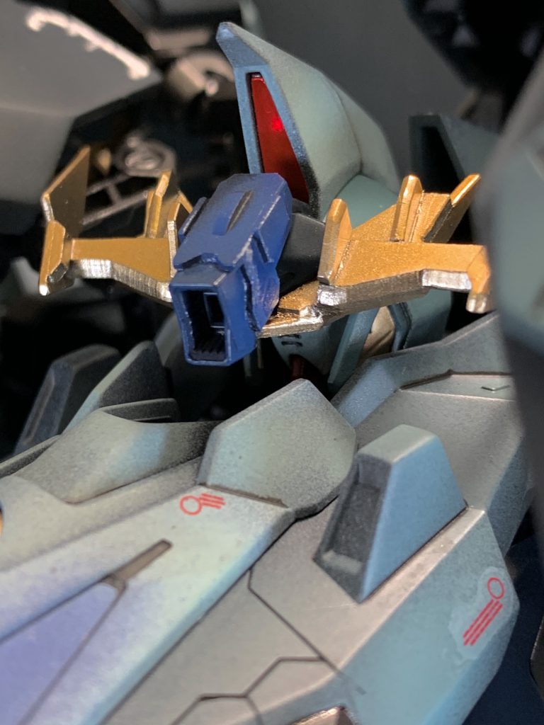接写
アンテナは中央部のハイメガはメカディテール01のものですが、その他はプラ板によるフルスクラッチとなっており、ネオジムで簡単に着脱することが可能となっています(*´∀`*)
分かりにくいですが、フェイス部分も既存のものとは変えています!