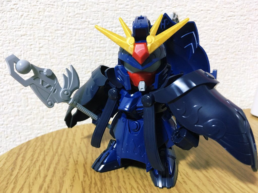 元の成型色は結構紺色尽くしでした。
基本はメタリック系スプレーで塗装し、細部の赤い炎の紋様などは筆塗りで再現しました。
以上、閲覧頂きありがとうございました。