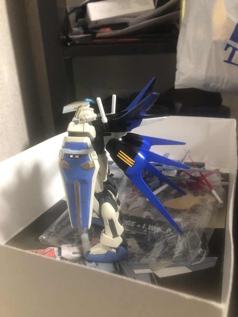 続いてはエールストライカーについてです。こちらも上下部のウィングが赤なのでサフしてからコバルトブルーラッカーで塗装致しました。