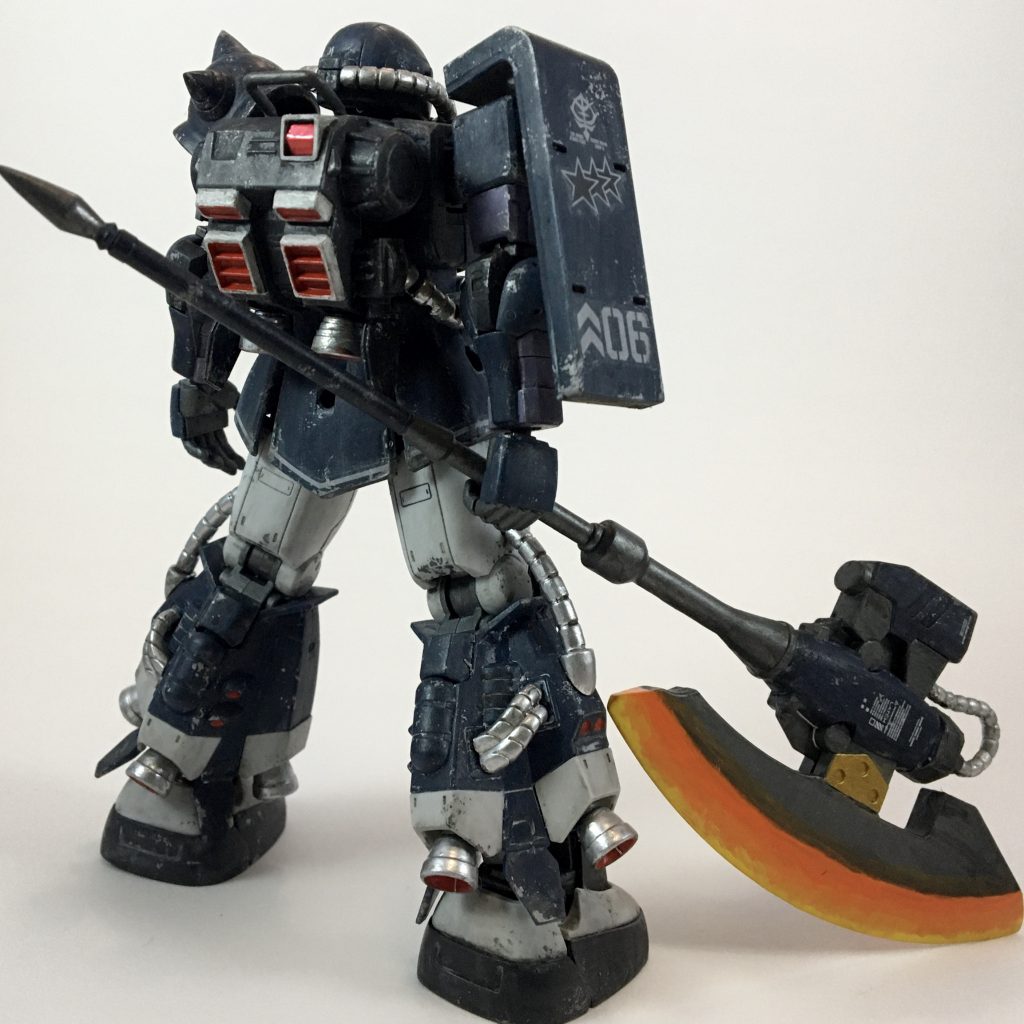 背面。
バックパックの白はシタデルです。というか今回の塗料はマーカー以外全てファレフォかシタデルですね。
バーニア内部はファレフォメカカラーのレッド。ウェザリングで使用感を出しています。