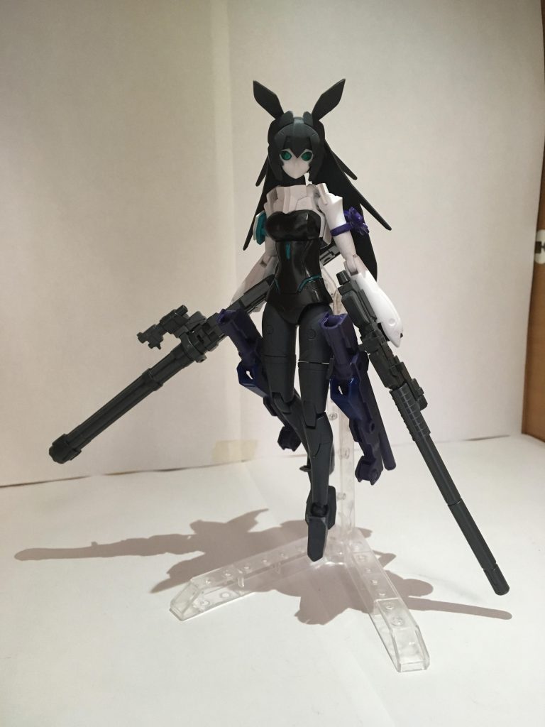 モビルドールメイをちょっとだけ男のロマン仕様にいじりました。身長くらい長い武器構える女の子ロボって最高ですね。うさ耳はランナータグから作りました。アンテナの役割を果たし索敵範囲が向上するといいな。