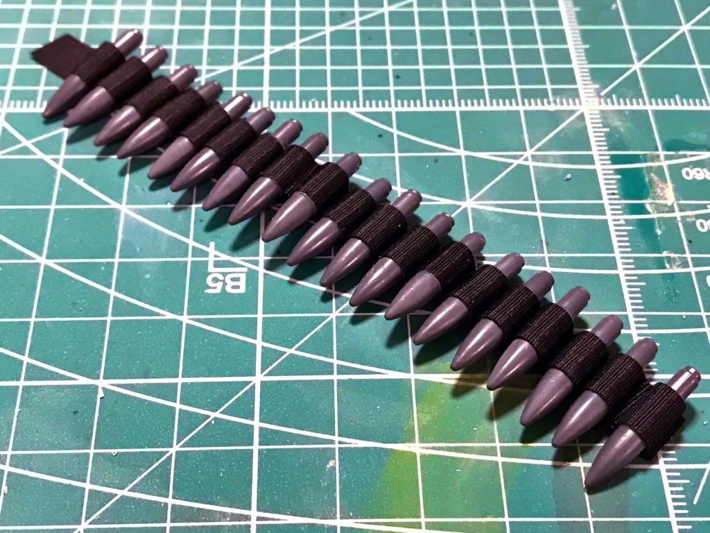 銃魔の給弾ベルトはただの市販テープです。
邪魔にならないようにフレキシブルに動いてもらうには、これしかありませんでした。
結局長すぎて、やっぱり邪魔にはなりましたが。