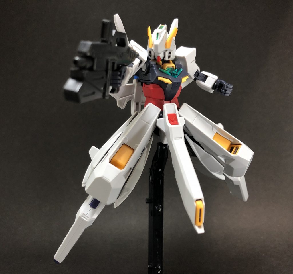 ご覧の通り、コアガンダムをベースに脚部・スカートをウーンドウォート、頭部をアドバンスドヘイズルに差し替えてます。
スカート部(これをスカートと呼ぶのか?)だけは、裏面にプラ板を差し込んでコアガンダムの股間部に挟み込んで固定してます。
今回唯一の工作らしい工作。