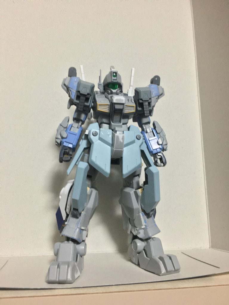 工夫点を踏まえて、アニメ第一話に出てきそうな軽装状態。この状態でもハンドガン二種、ナイフ、ビームダガー、ビームサーベルが各二基ずつ、固定武装でボックスタイプビームサーベルに、碗部ビームガン、つま先に電磁ナックルと、かなりの重武装…ジムにする意味は？とついつい言いたくなる武器庫状態に(^_^;)