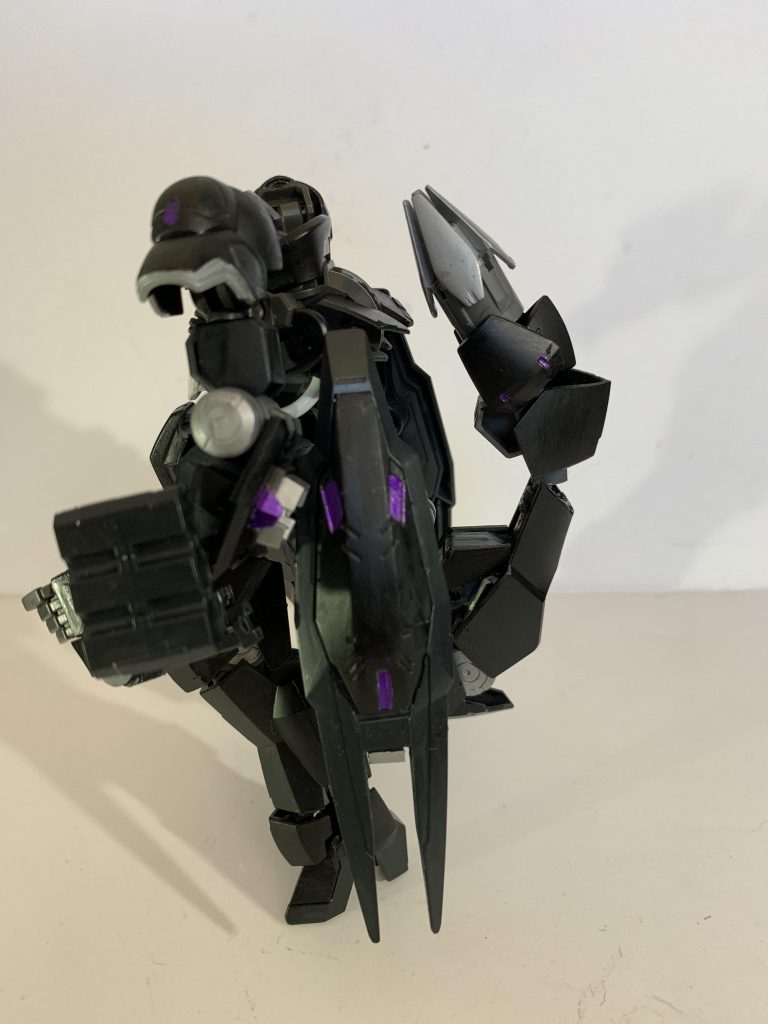 レギンレイズ・ジュリアの余りパーツをフレキシブルスラスターとして装備。これにより高機動で移動可能。