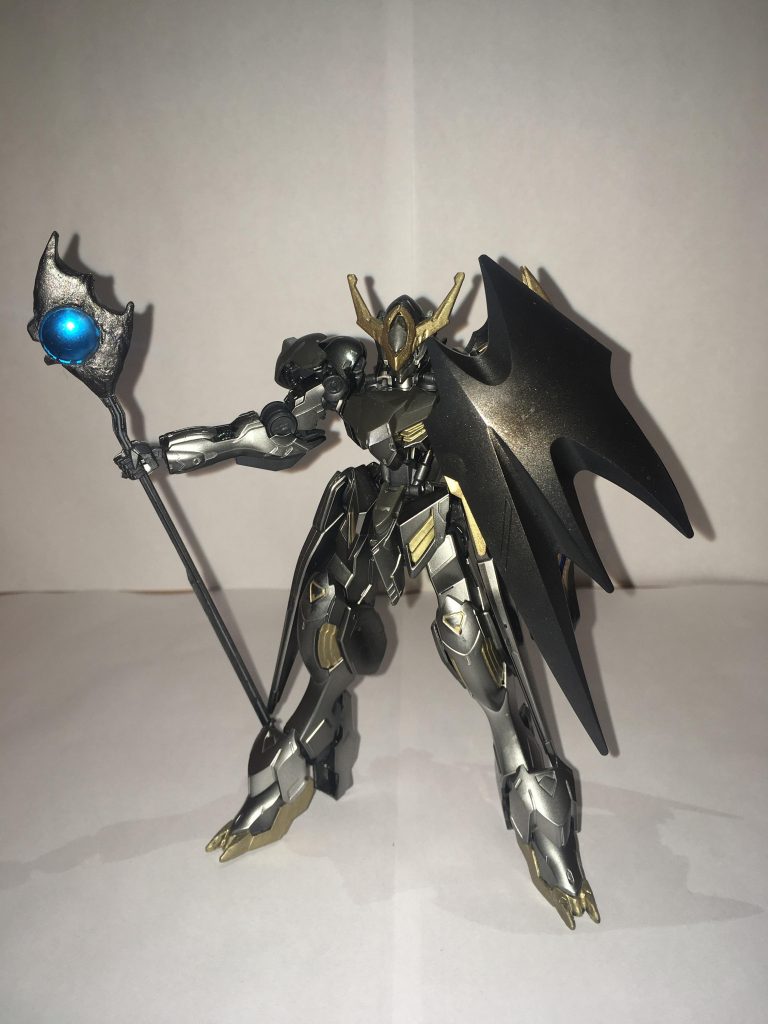 メイン武装のスタッフメイス、中央から逆位相のエイハブウェーブを放射し相殺、一定範囲ナノラミネートアーマーその他諸々を無効化して最終的にぶん殴ります。だってメイスだし