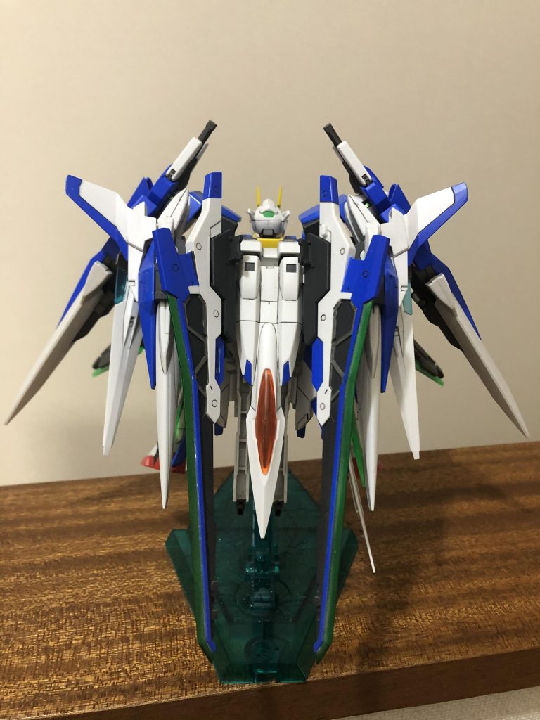 ダブルオー本体は後ろからでは後頭部しか見えません
因みにホワイト以外は全て塗装してあります