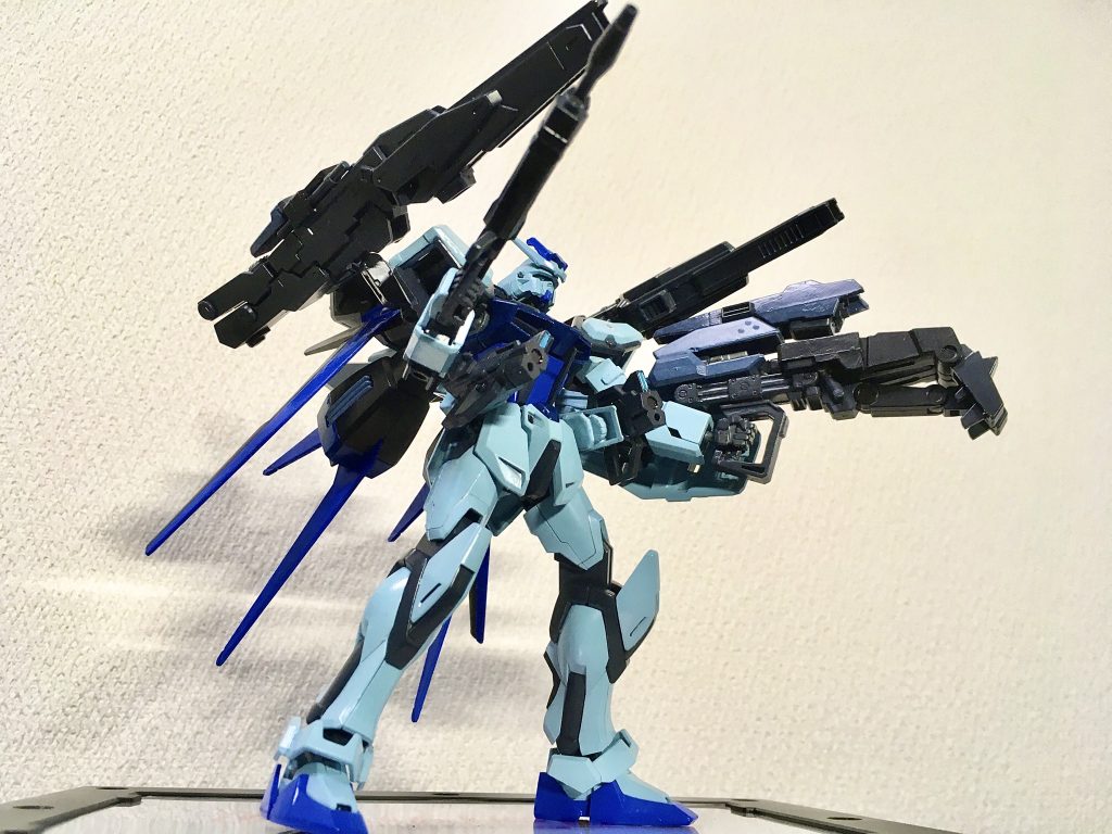 エールストライカー・大型ビーム砲2基・増設スラスターを載せると後方に重心が寄ってしまうので、カウンターウェイト代わりの手持ちクローユニットが功を奏して何とか自立出来ます。