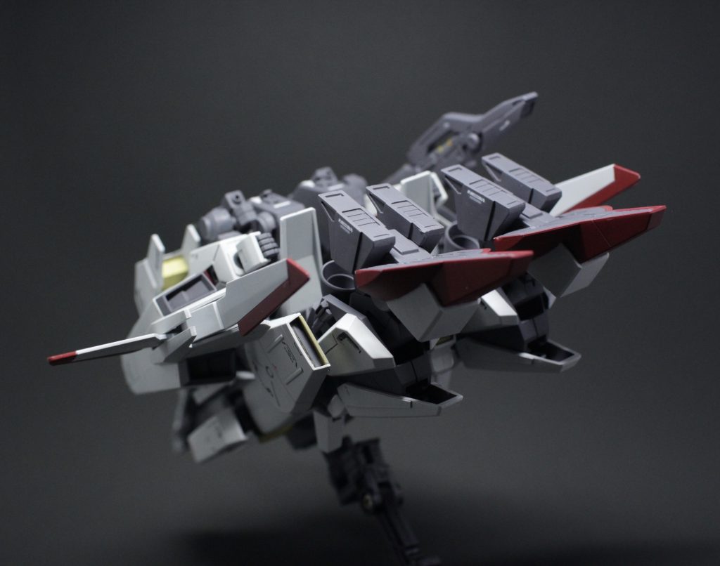 Gクルーザー形態。
背中から腕をかわして側面にブースターを移動させるギミックが本当に大変でした。
4箇所の可動を設けて腕の内側から回り込むように移動しています。