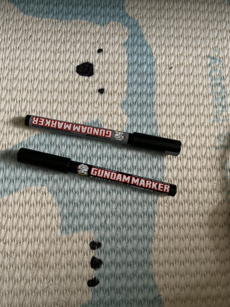 スミ入れにこの2つのガンダムマーカーを使いました。ブラックとグレーです。