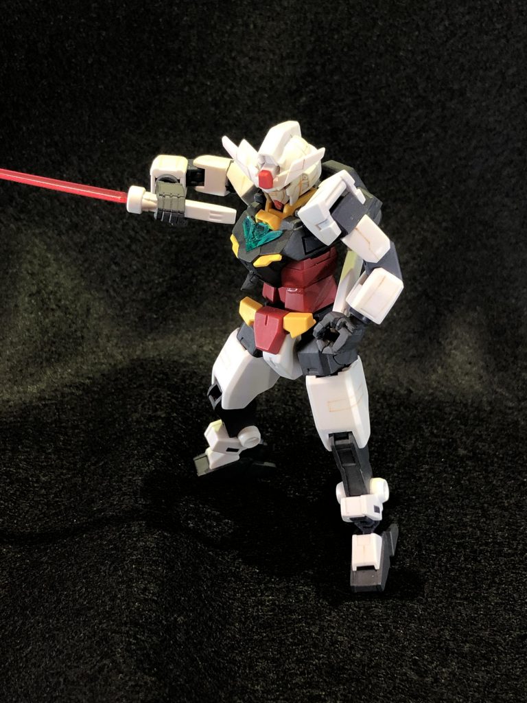 コアガンダムです。
ポイントは胸部にブレードアンテナの追加。この理由は後で解説します。
写真では見えませんが、ふくらはぎに3mm穴を開け、かかとも足裏を切って足首が垂直になるようにしています。
ディテールは面出しと筋彫りです。筋彫りはプロモデラー林哲平さんによる引くだけスジボリで入れました。主に顔部分です。

引くだけスジボリについてはこちらをどうぞ
https://promodeler.net/2020/01/09/hikudakesujibori/