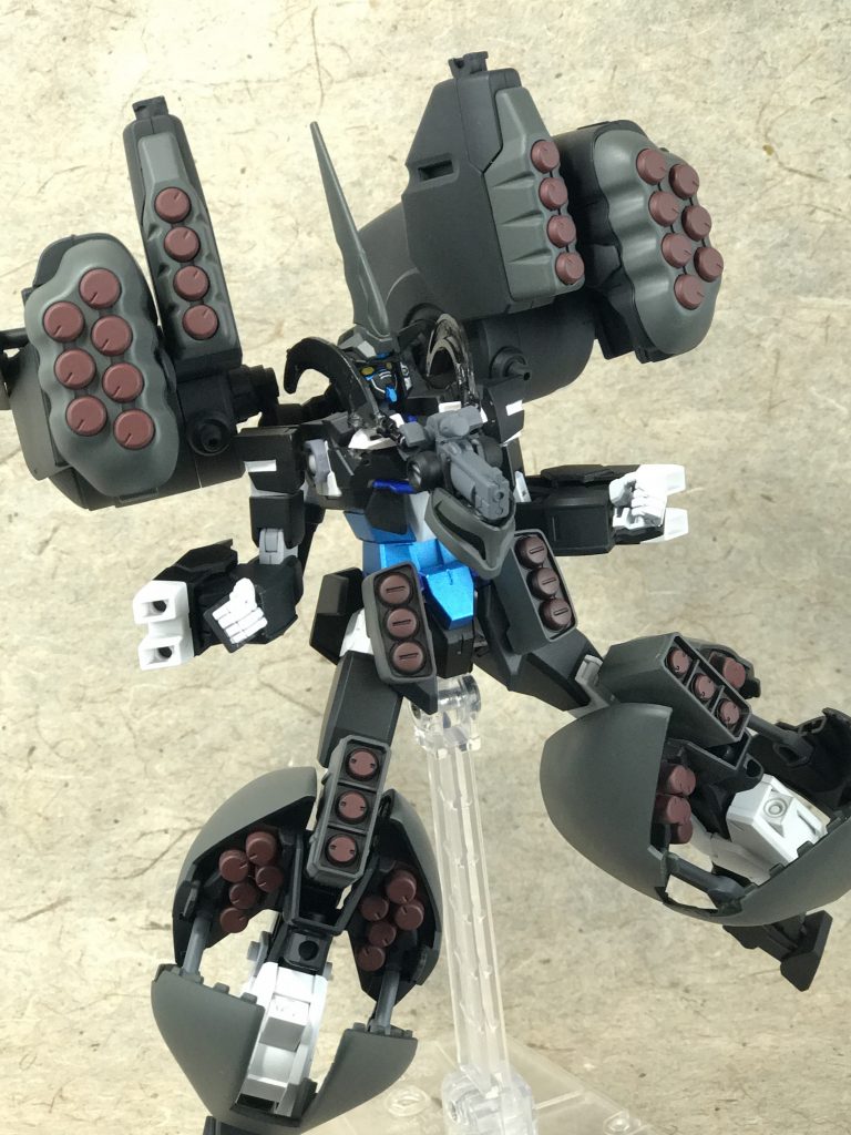 こちらのアーマーのお仕事は簡単です。
ミサイルを撃って撃って撃ちまくるだけです。その数、全身60門。
弾幕で面制圧していく豪快な奴です。