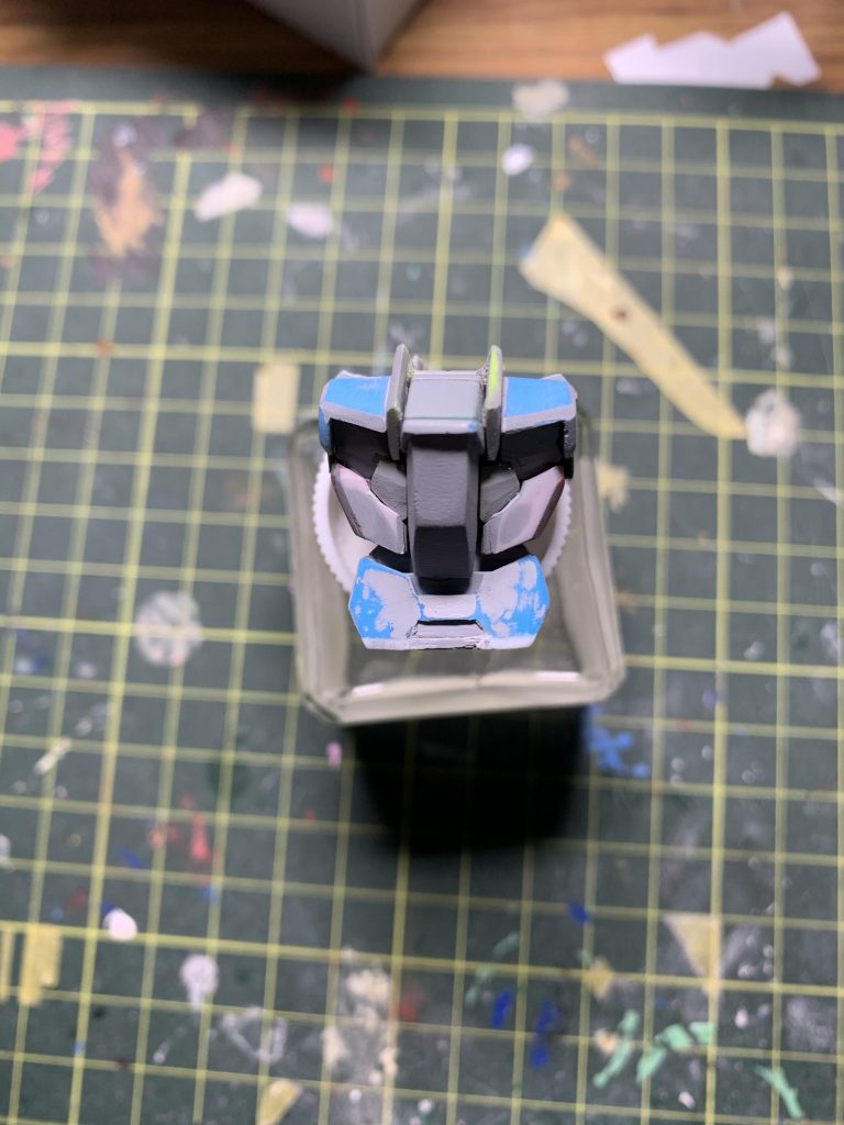 正面から見るとわかりやすいと思います
腰部接続部分もプラ板で1mm延長してます
正直1番いじったのが胸部ですww