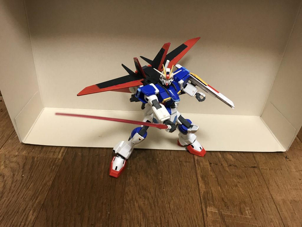 機体名:フォースインパルスガンダム全高:16.47m重量:13.4t高機動戦用シルエット「フォースシルエット」を装着したインパルスガンダムの基本形態。放熱板を兼ねた6枚の翼と高出力スラスターを搭載している。宇宙戦・地上戦・空中戦を問わず非常に高い機動力を誇り、推進力・加速力・旋回性をはじめとする飛行能力にも優れている。また、素体形態の運動性を最大限に生かした三次元機動が可能になっている。総合的には全シルエットの中では最も扱いやすく、ストライクフリーダムガンダムやインフィニットジャスティスガンダム、デスティニーガンダムなどの高性能機をも上回る戦闘能力を発揮できる。 武装 ビームサーベルシルエットに2本装備されており、ストライクフリーダムガンダムやインフィニットジャスティスガンダムと同等の出力と攻撃力を誇る。素体形態の機関砲、対装甲ナイフ、インパルスシールド、高エネルギービームライフルも、引き続き使用可能。