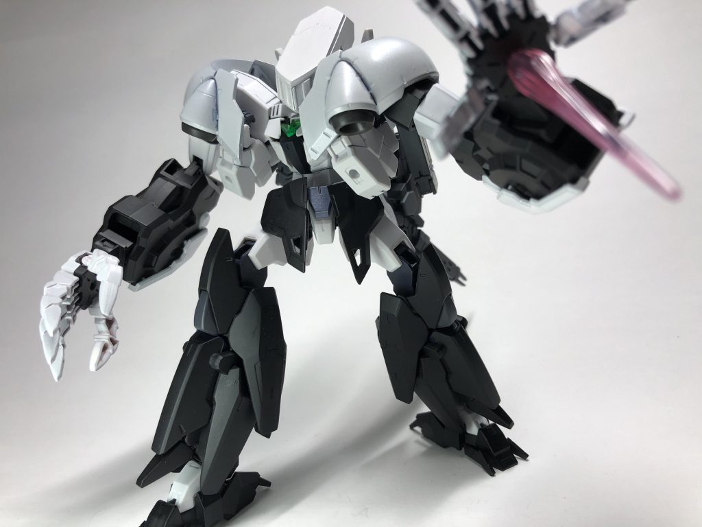 敵に掴みかかり掌から直接ビームサーベルで貫く戦法が多い
もちろん殴り潰すことも得意であり、飛行こそできないものの大きな脚部による圧倒的スピードは侮れない