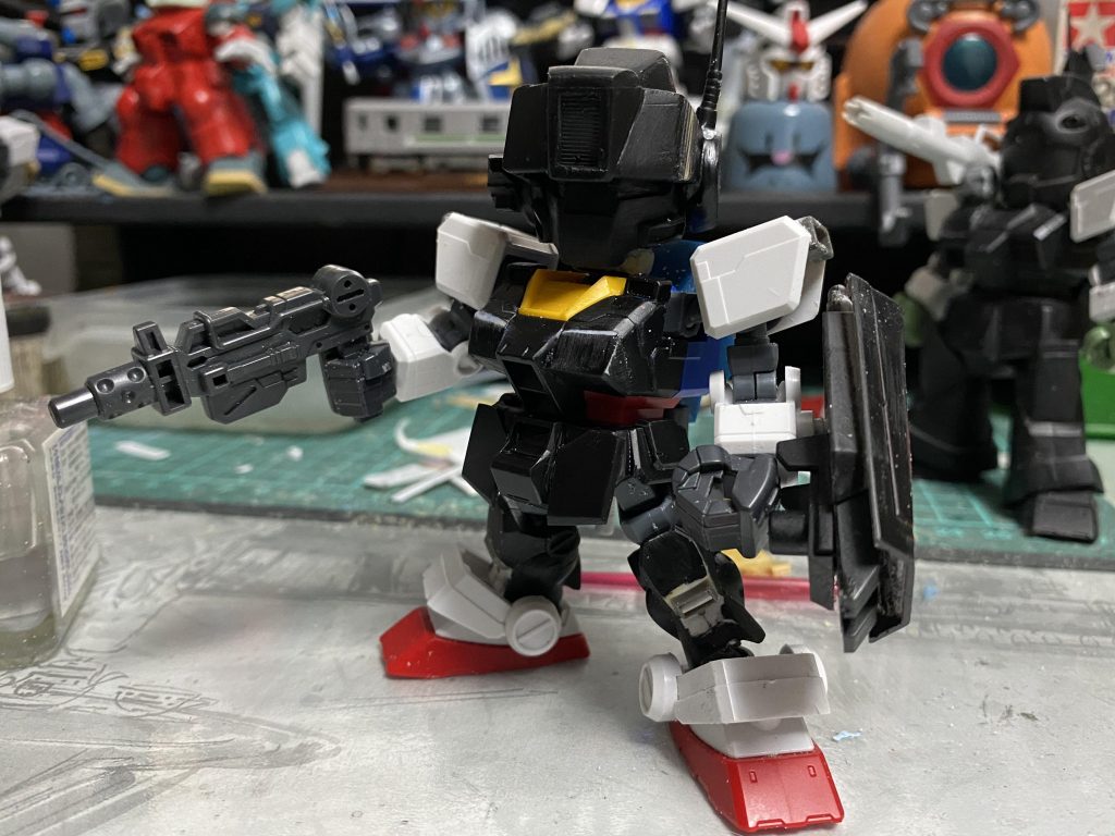 本体は、SDCSガンダムに、プラ板と、パテなどで加工。
ちなみに、頭は、1/100サイズの某銀河を漂流する主人公機の頭をベースにいぢってます！！