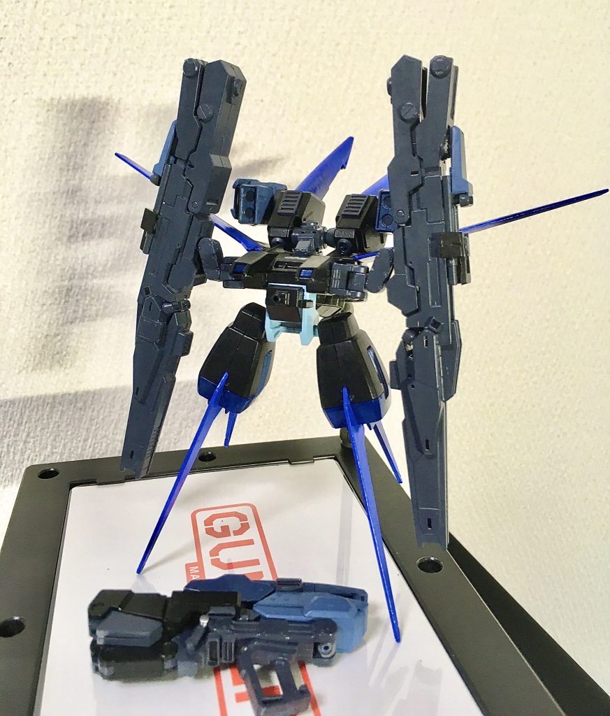 〔I.W.S.P.L.ストライカー〕
統合兵装後期型ストライカーパック
C.E.72年に締結されたユニウス条約により、アクタイオン・プロジェクトでは様々な装備の開発計画が進んでいた。
制式採用型量産機用の新型ストライカーパックの試作案の1つとして、AQM/E-M1  I.W.S.P.ストライカーやAQM/E-YM-1 マルチプルアサルトストライカーの流れを汲む試作型ストライカーをアクタイオン・インダストリー社は開発していた。
この後期型(Late)とは連合後期GAT-XシリーズのGAT-X131 カラミティ、GAT-X252  フォビドゥン、GAT-X370  レイダーの事であり、この3機の特徴的な装備を1つに統合したのがこのI.W.S.P.L.ストライカーである。
後期GAT-Xシリーズに搭載された各装備は各々の機体にカスタマイズチューンされ過ぎており、そのまま1つに取りまとめる事は出来なかった。
そこで開発段階のプロトタイプを用いることであえて性能を落として操作性を上げようと試みたが、それでもシュミレーション検証段階で一般パイロットには操作が複雑なことから実機としては製造されずに開発は凍結されていた。
その後アクタイオン・インダストリー社が検証データを秘密裏にモルゲンレーテ社へ売却した経緯を経て、改めてモルゲンレーテ社によって実機が製造されることとなった。
この特殊なストライカーパックをオーブ国防軍が採用することになったのも、戦闘になった際に従来のエールストライカー装備だけでは多数の敵を対処しながらカガリをフォローする事が出来ないのを想定していたからである。
オーブ国防軍ではエールストライカーよりも多角的に対応出来るI.W.S.P.ストライカーをより実戦的に洗練させた装備を欲していた。
この現場のオーダーにモルゲンレーテ社が提案したプランは、開発が完了したシンプルなEW454F オオトリと重装備のP203LQX  I.W.S.P.L.ストライカーの2つが挙げられた。
最終決定段階でカガリが「自分が使う訳でもないし、アス……アレックスが使うなら強そうな方で」の鶴の一声でI.W.S.P.L.ストライカーが採用された。