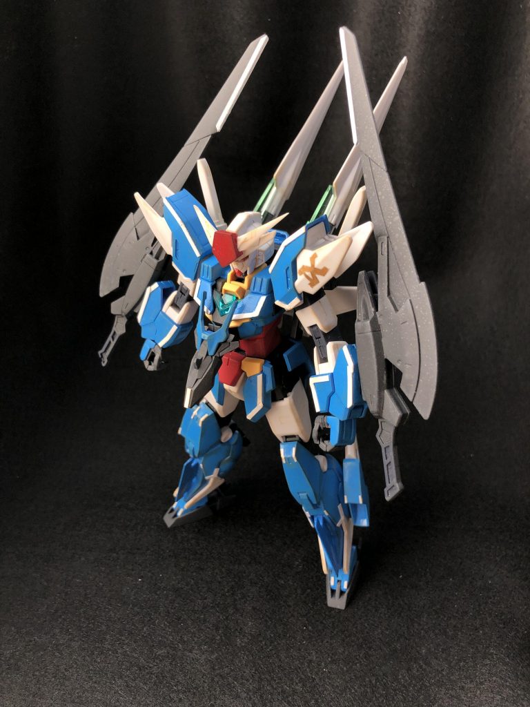 ドッキング状態です
この状態がナインエッジです
背中のソードバインダー2本、ビームサーベル2本、両腕のスラッシュブレイド2本、両足のダガー2本、上記画像にはありませんがビームバズーカに装着したヒートレヴソード1本、合計9本の剣を持ちます