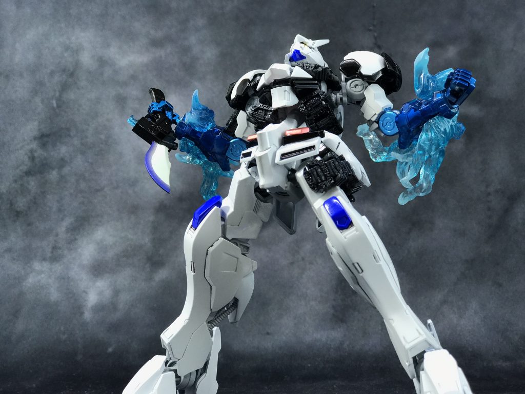 たぶん、機体に認められた真の搭乗者が阿頼耶識った時にだけ青い炎を発動できるとかそういうヤツです。