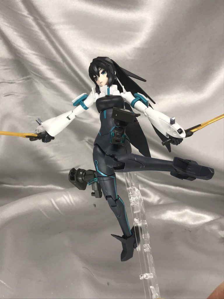 もう何も言うまい、胴体は何も言うまい。
曲がらん(言う
足の可動はかなり広いです。