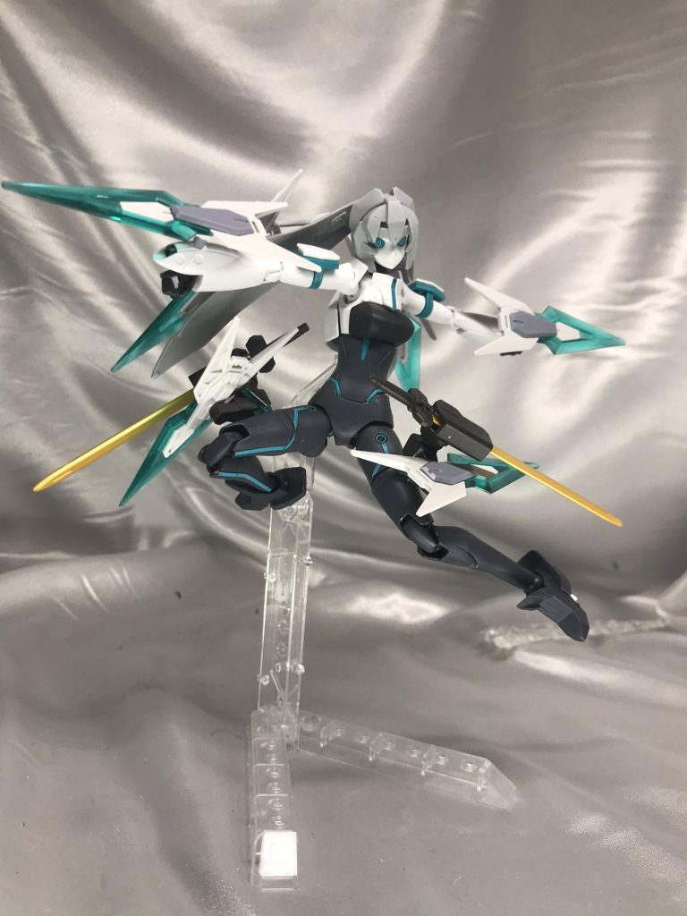 劇中もかなり俊敏だったので、こういう武器は似合うんじゃないでしょうか。
ビットのように飛ばして戦うイメージで装着しました。