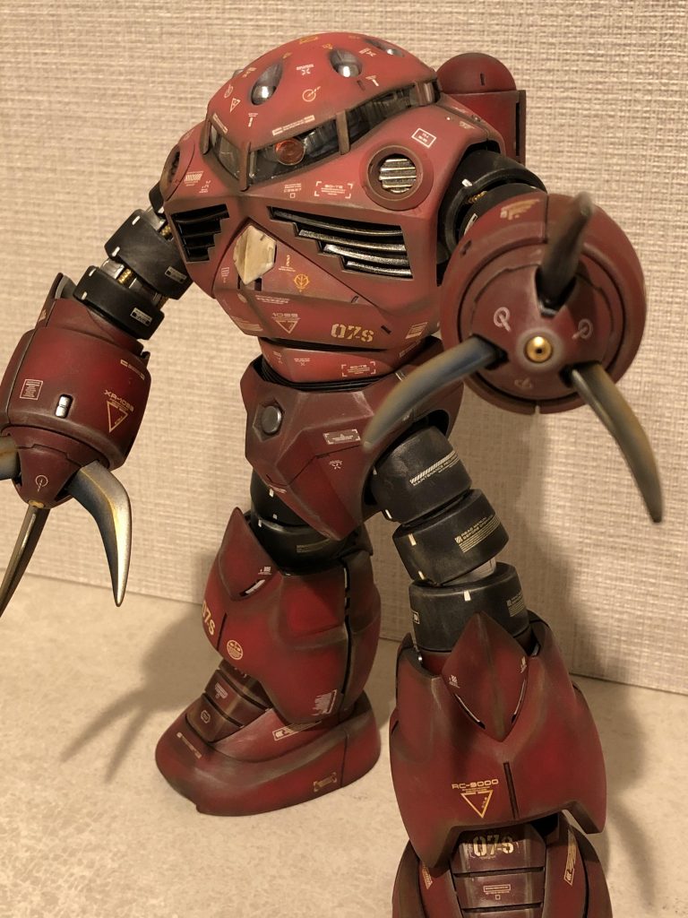 内部フレームはスターブライトアイアンとスターブライトシルバーで塗り分け、動力パイプはスターブライトゴールドを使用しました。
外装パーツの薄い赤はサザビーレッドとシャアピンクを1:3で混ぜて溶剤で2倍希釈、濃い赤はサザビーレッドです😊