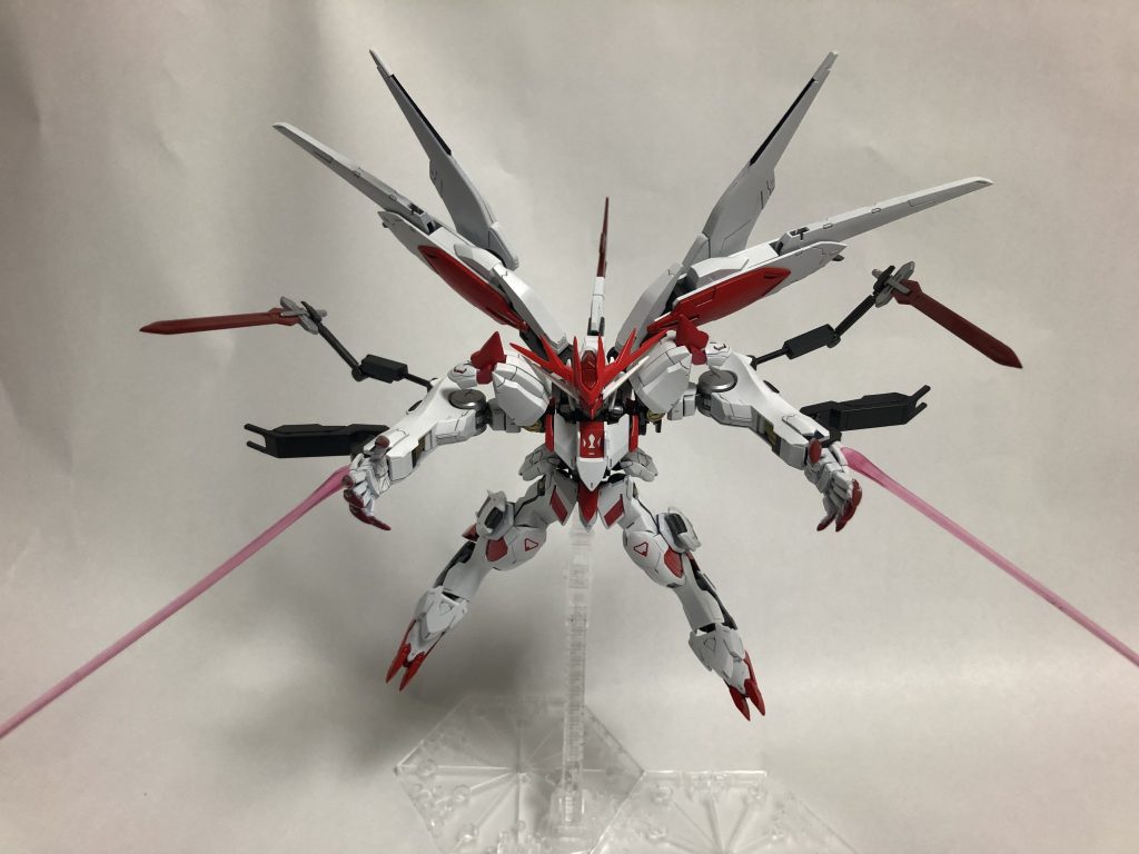 他の改造として腕部に3mm穴を開けてアトラスのビームサーベルを挿入。流石にそのままだと柄自体が前に出過ぎて手の可動が制限されるので、少しだけ整形して、先端のビームの発振部分だけ出るようにしました。サブアームはアームの自体の延長と肉抜き部分がいい感じに2mm棒が入るぐらいのスペースがあるので延長ギミックを追加。それと固定されてるクロー部分に1mm穴を開けて真鍮線を通して、横軸に回転するように改造しました。