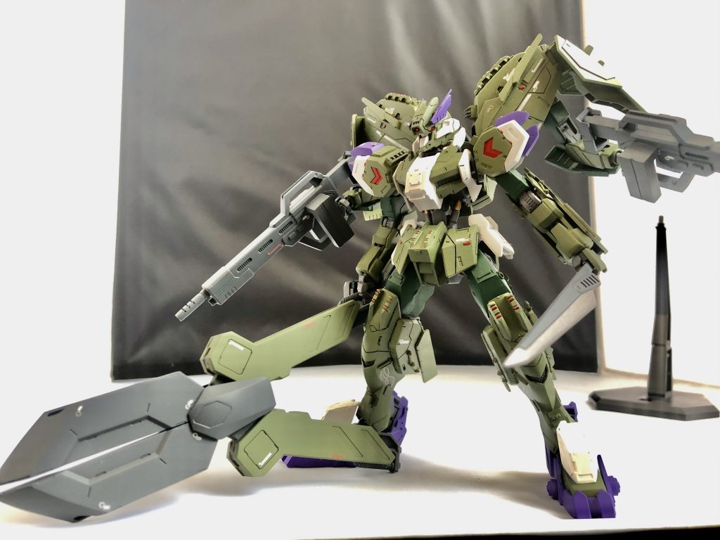 もちろんあの武装もきっちり展開可能。
塗装が剥げないようにクリアランスを確保した以外はキットのまま。
サイズ感としてはアルティメットニッパーと良い勝負。