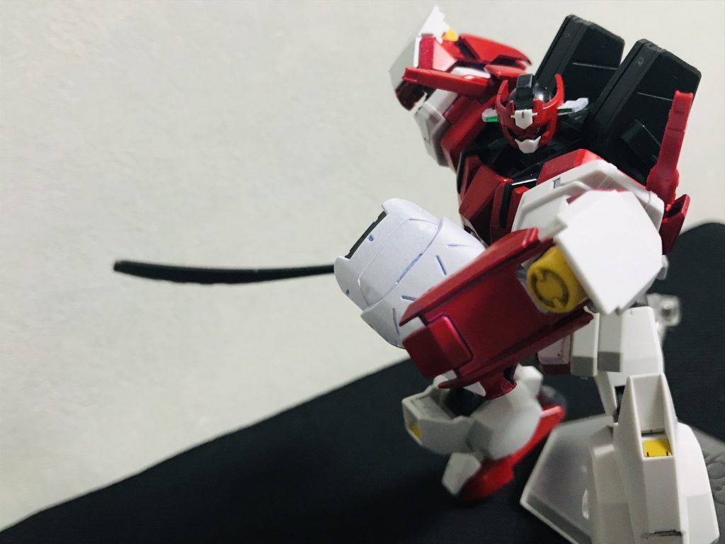 また、アヴァランチユニットは前方に向ける事でGNフィールドを発生させてのタックルやバリアを張る等、攻防に長けた使い方も出来る。