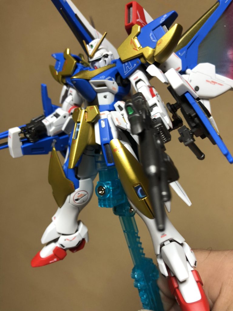 左手にライフルを持たせた完全版にしたかったのでシールド裏をRGフリーダムから移植して、肘のビームシールド発生機に取り付け出来る様に改造してあります。
握り手はビルダーパーツです。