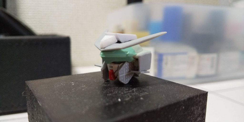 ガデッサヘッドを切って削ってあれやこれやで、形になって来た感じです。難しいですね。
マスクはジャンクのケルディムから拝借。