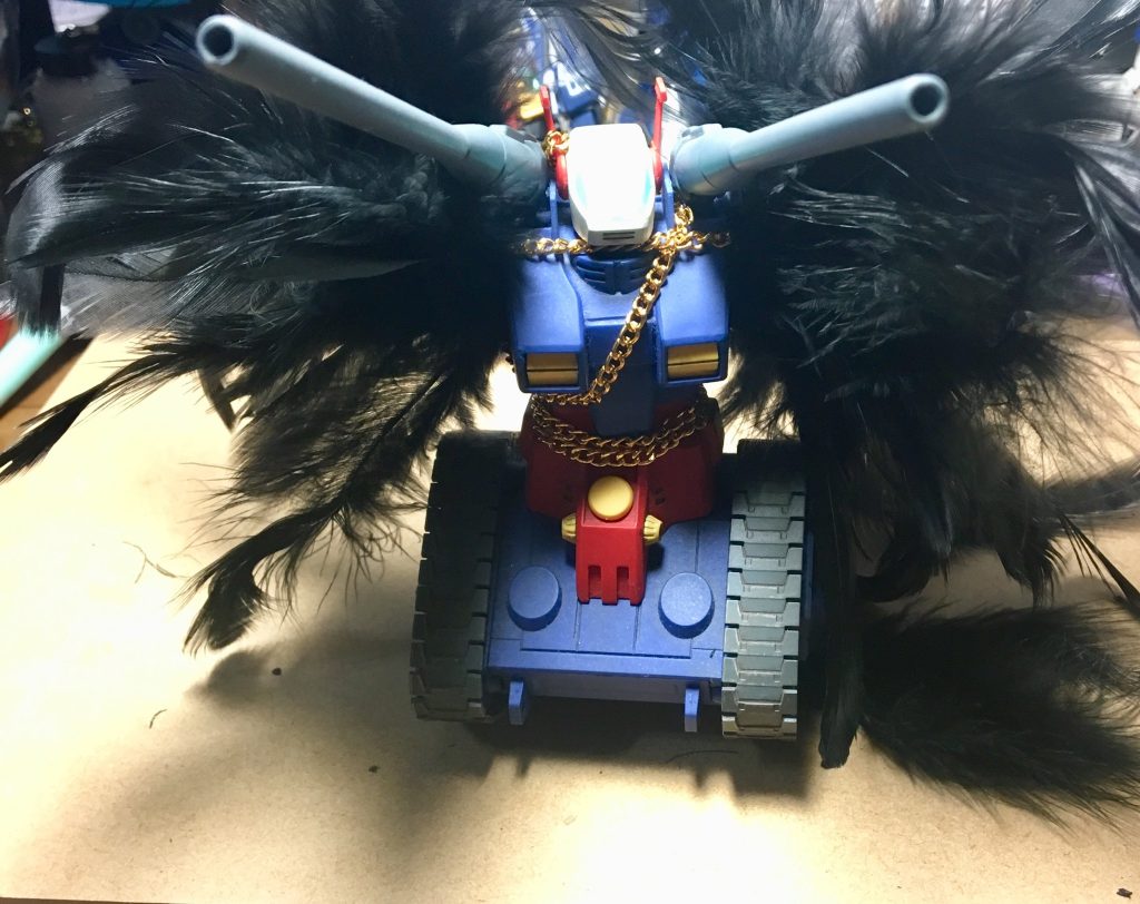 翼の成長を食い止めるための鎖が、ミシミシと悲痛な叫びをあげる。
動こうと、羽ばたこうしているのだ。

こんな鎖など、すぐに引きちぎられるだろう。
だがそれでも、なにもしないよりマシだった。
さらに鎖を追加し、地へ固定する。