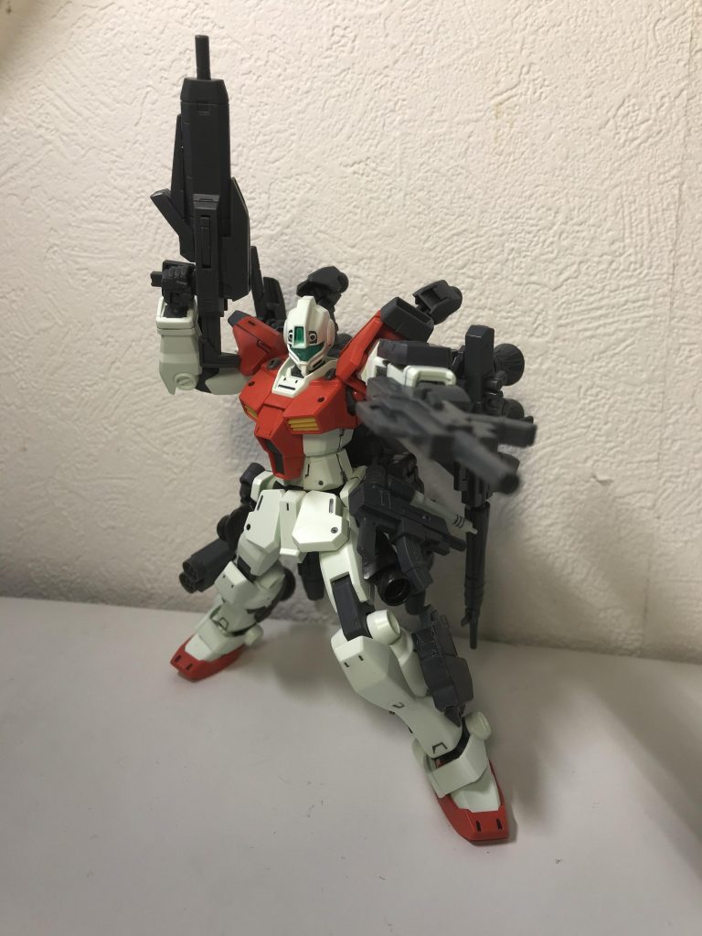 この機体は一対多数の戦闘を主眼に置いています。まず敵部隊を確認したら大推力を利用して一気に敵の懐に飛び込み、右手のビームライフル、左手のビームマシンガンを駆使して弾幕を張り、敵の数を削ります